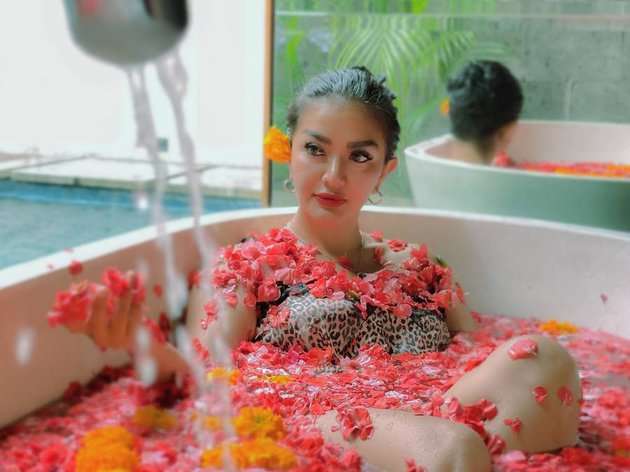 10 Potret Seleb Saat Berendam di Bathup, Posenya Bikin Susah Kedip!