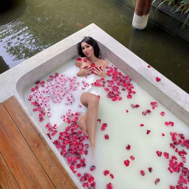 10 Potret Seleb Saat Berendam di Bathup, Posenya Bikin Susah Kedip!