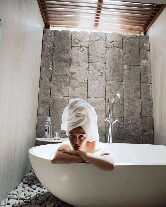 10 Potret Seleb Saat Berendam di Bathup, Posenya Bikin Susah Kedip!