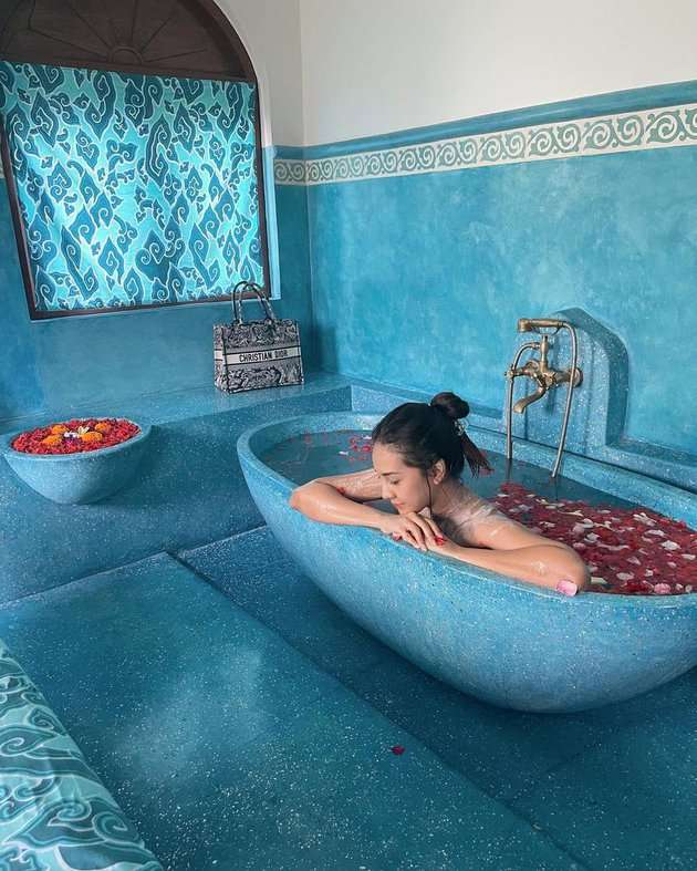 10 Potret Seleb Saat Berendam di Bathup, Posenya Bikin Susah Kedip!