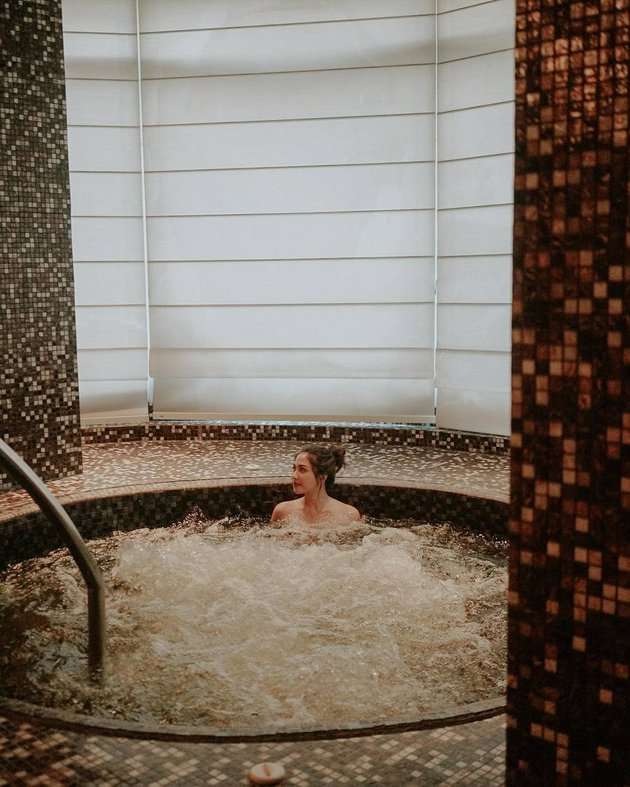 10 Potret Seleb Saat Berendam di Bathup, Posenya Bikin Susah Kedip!