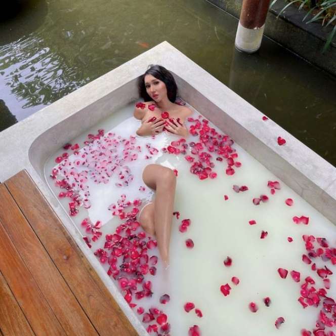 10 Potret Seleb Saat Berendam di Bathup, Posenya Bikin Susah Kedip!