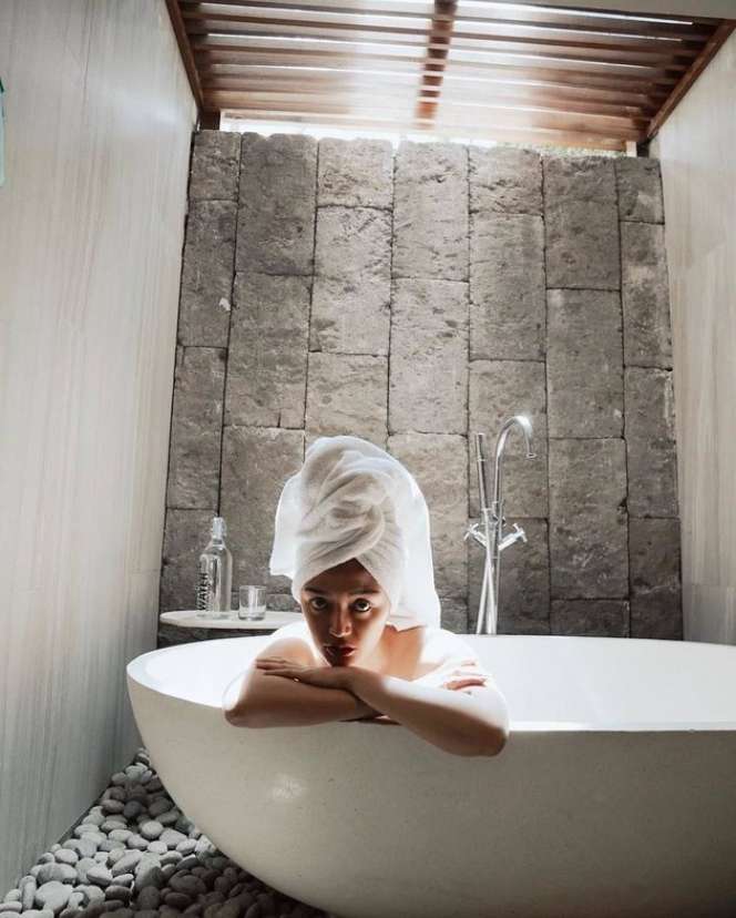 10 Potret Seleb Saat Berendam di Bathup, Posenya Bikin Susah Kedip!