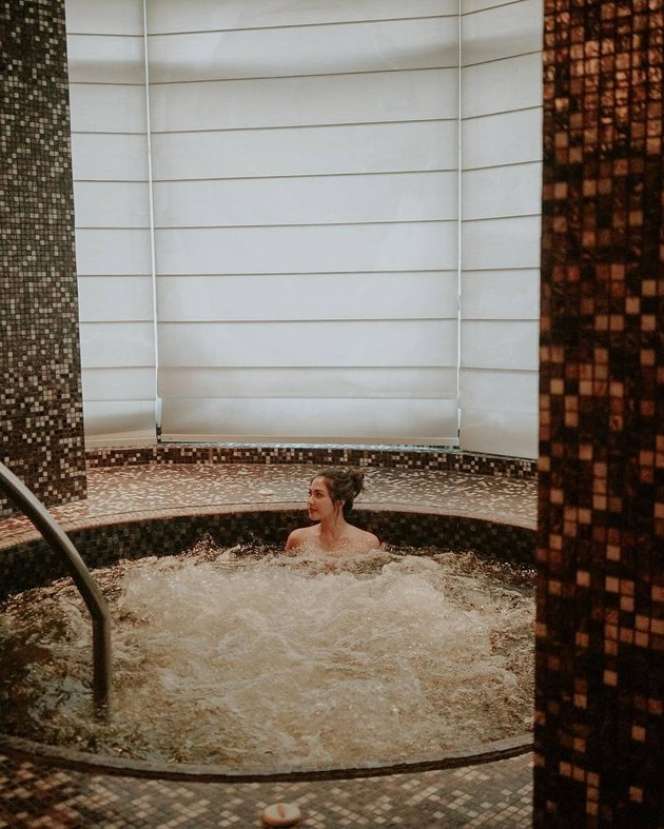 10 Potret Seleb Saat Berendam di Bathup, Posenya Bikin Susah Kedip!