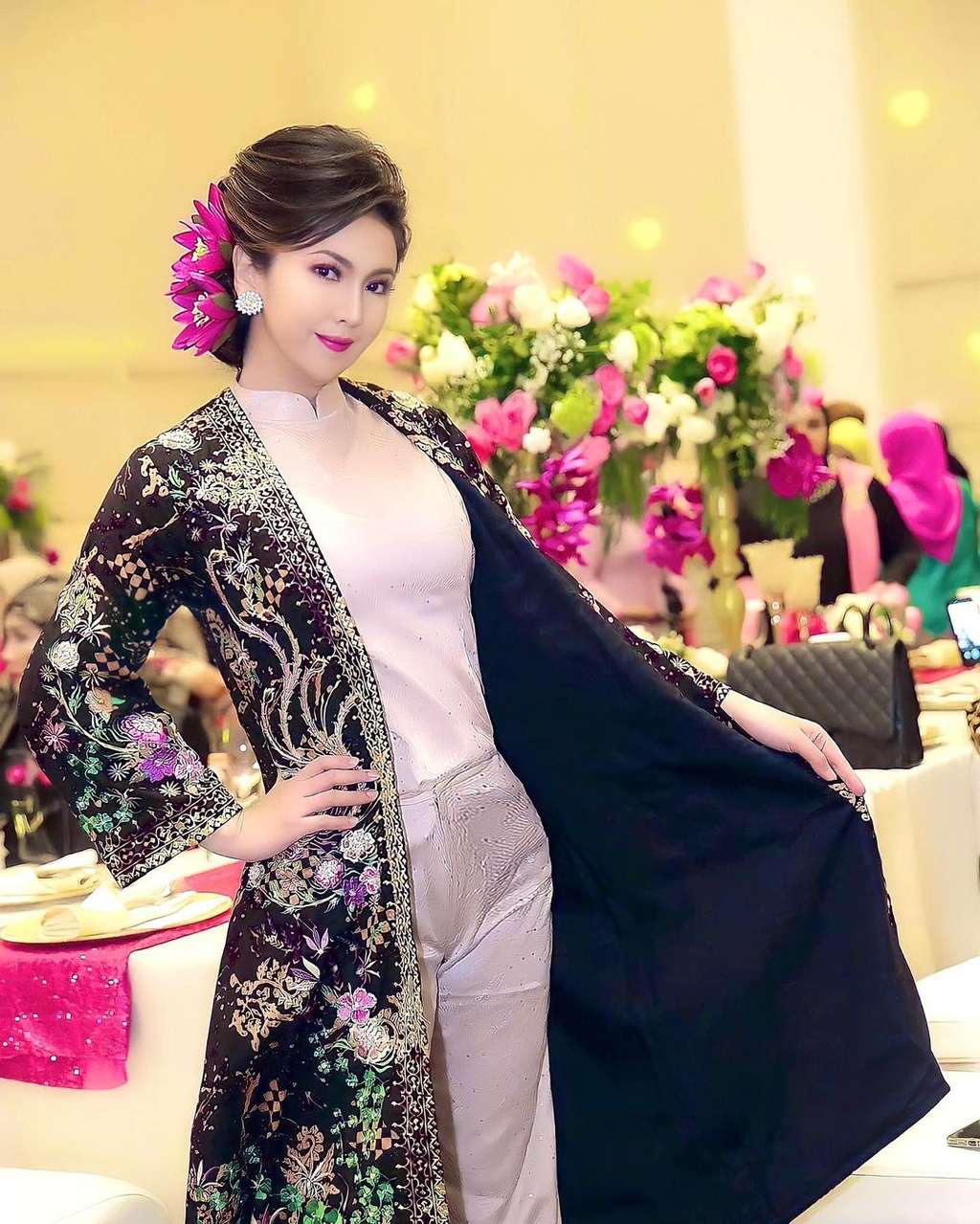 10 Potret Istri Cantik Kombes Slamet Riyadi, Mantan Aktris yang Parasnya Bak Barbie!