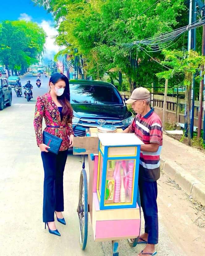 10 Potret Istri Cantik Kombes Slamet Riyadi, Mantan Aktris yang Parasnya Bak Barbie!