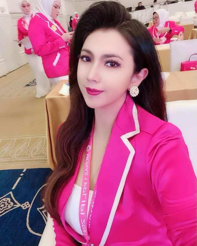10 Potret Istri Cantik Kombes Slamet Riyadi, Mantan Aktris yang Parasnya Bak Barbie!