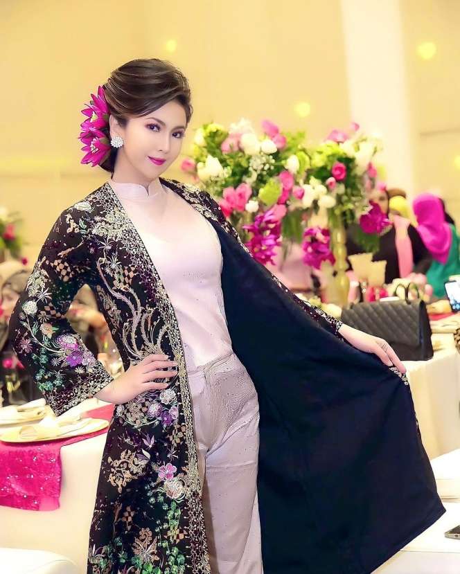 10 Potret Istri Cantik Kombes Slamet Riyadi, Mantan Aktris yang Parasnya Bak Barbie!