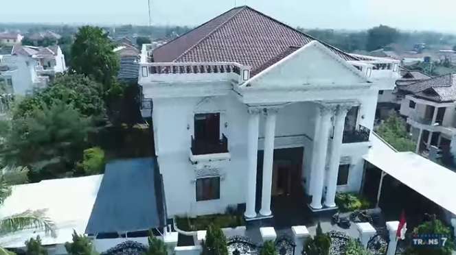 10 Potret Rumah Mewah Billy Martono 'Crazy Rich Cilegon', Berkonsep Mirip Kastil Istana!