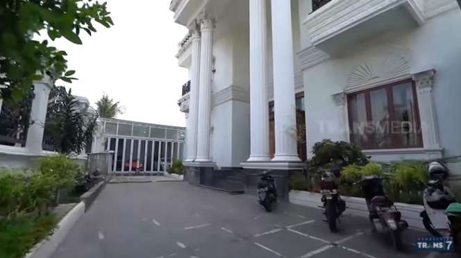 10 Potret Rumah Mewah Billy Martono 'Crazy Rich Cilegon', Berkonsep Mirip Kastil Istana!