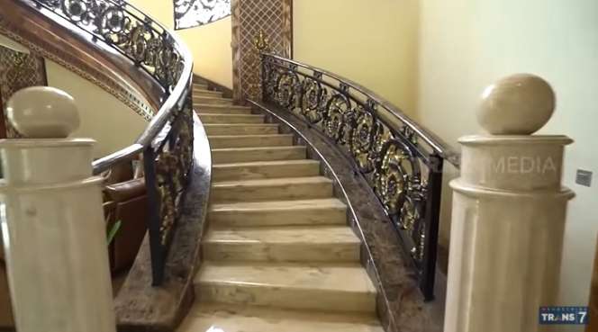 10 Potret Rumah Mewah Billy Martono 'Crazy Rich Cilegon', Berkonsep Mirip Kastil Istana!