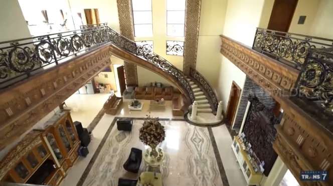 10 Potret Rumah Mewah Billy Martono 'Crazy Rich Cilegon', Berkonsep Mirip Kastil Istana!