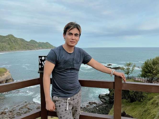 8 Potret Terbaru Charly Van Houten yang Makin Glow Up, Penampilannya Beda Banget!