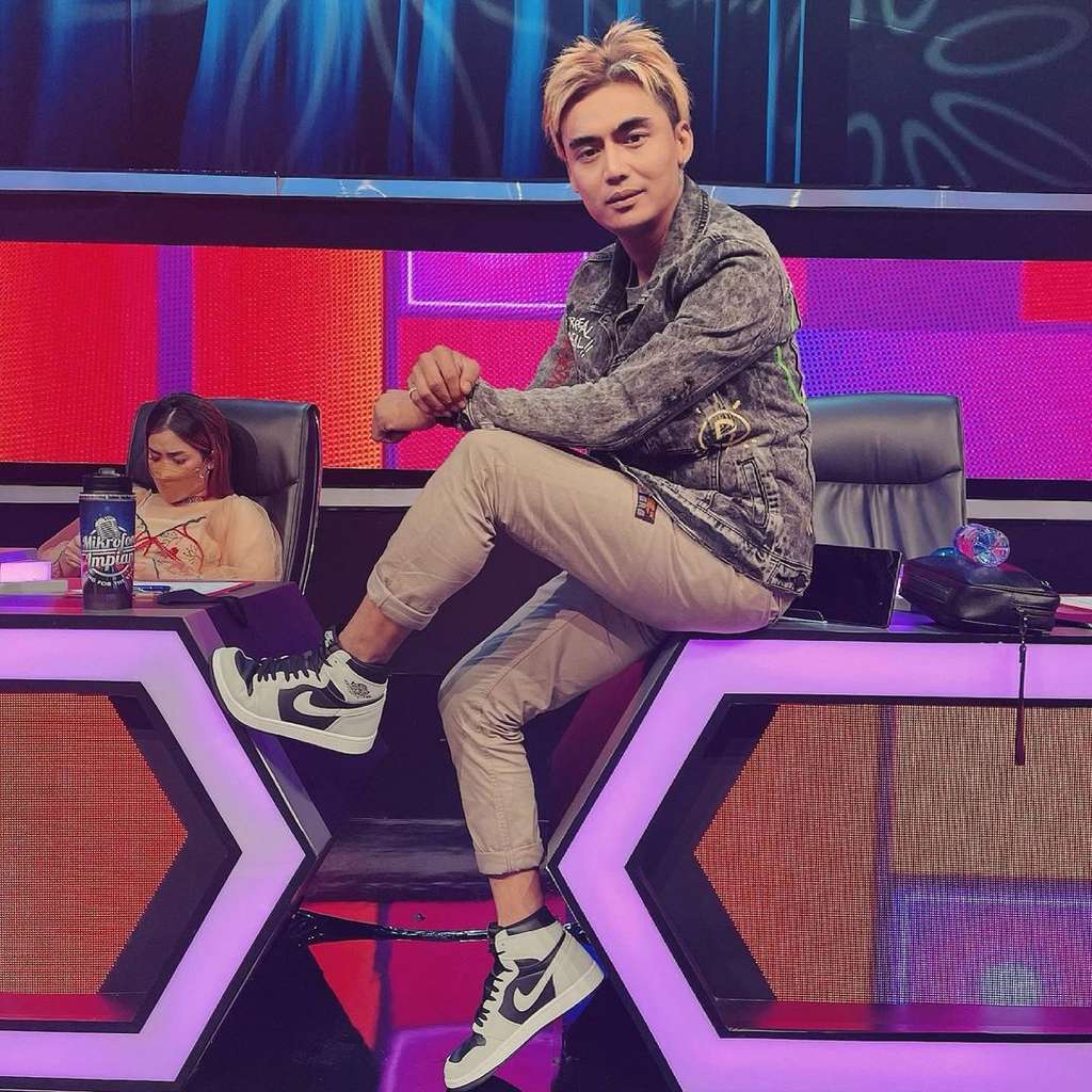 8 Potret Terbaru Charly Van Houten yang Makin Glow Up, Penampilannya Beda Banget!