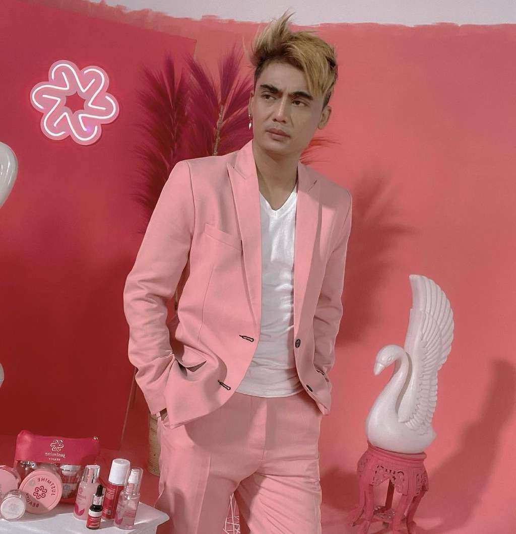 8 Potret Terbaru Charly Van Houten yang Makin Glow Up, Penampilannya Beda Banget!
