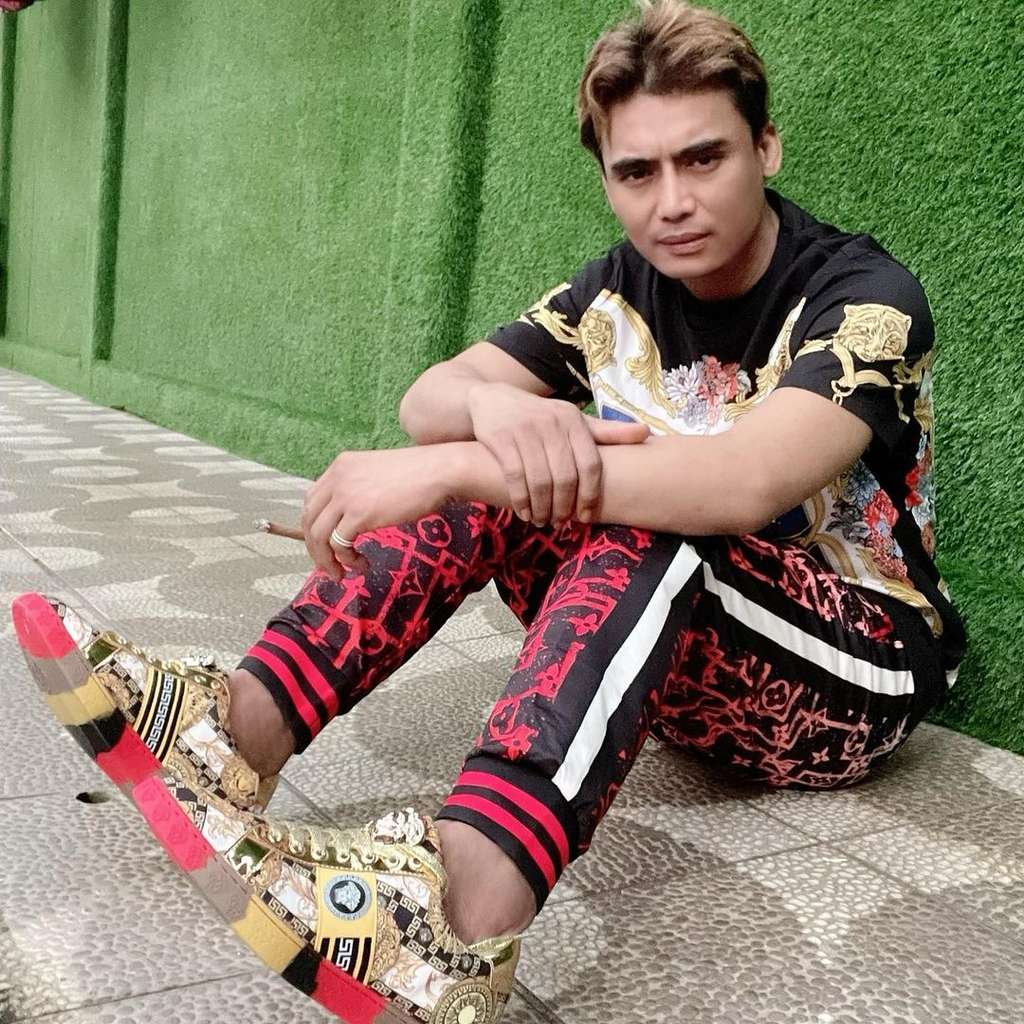 8 Potret Terbaru Charly Van Houten yang Makin Glow Up, Penampilannya Beda Banget!