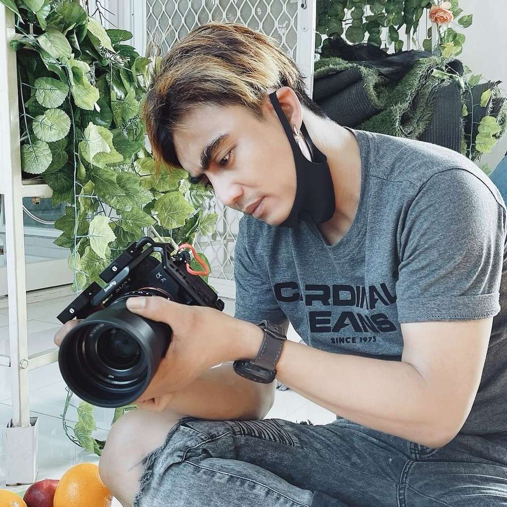 8 Potret Terbaru Charly Van Houten yang Makin Glow Up, Penampilannya Beda Banget!