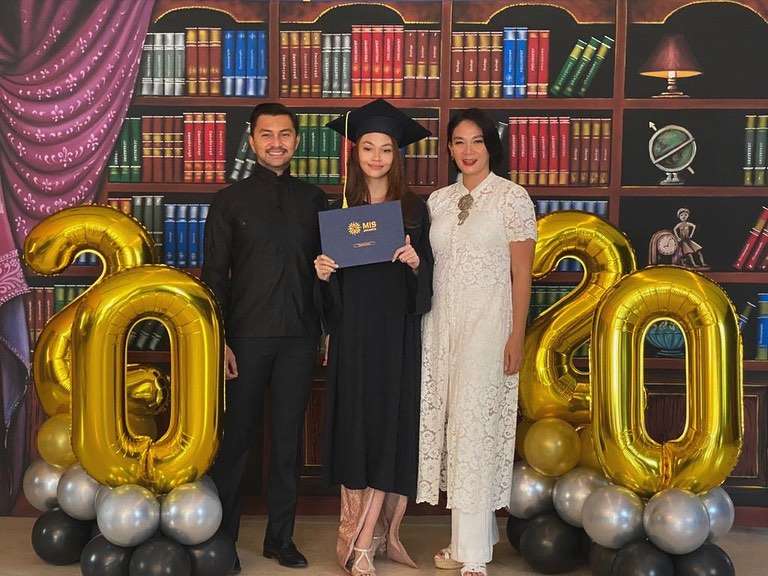 10 Potret Sasikirana Anak Sulung Anjasmara yang Jarang Tersorot, Calon Dokter, Cantik Banget!