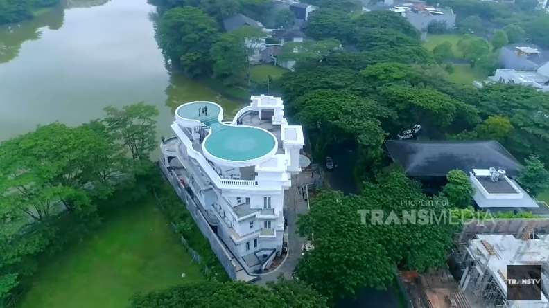 10 Potret Rumah Mewah Tung Desem ‘Crazy Rich Tangerang’, Ada Danau Hingga Helipad Pribadi!