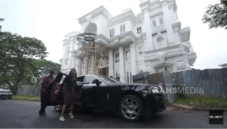 10 Potret Rumah Mewah Tung Desem ‘Crazy Rich Tangerang’, Ada Danau Hingga Helipad Pribadi!