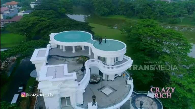 10 Potret Rumah Mewah Tung Desem ‘Crazy Rich Tangerang’, Ada Danau Hingga Helipad Pribadi!