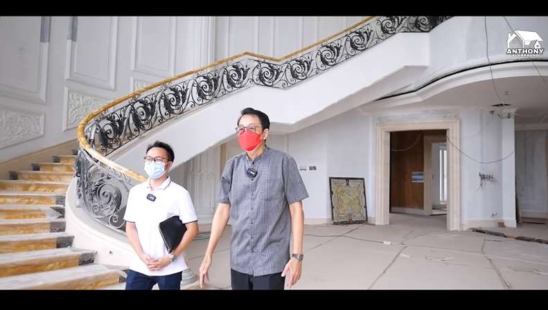 10 Potret Rumah Mewah Tung Desem ‘Crazy Rich Tangerang’, Ada Danau Hingga Helipad Pribadi!