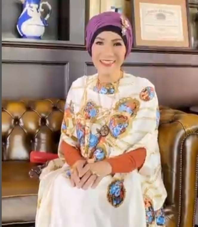 8 Potret Dorce Gamalama Semasa Hidup, Dikenal Ceria dan Punya Anak Asuh!
