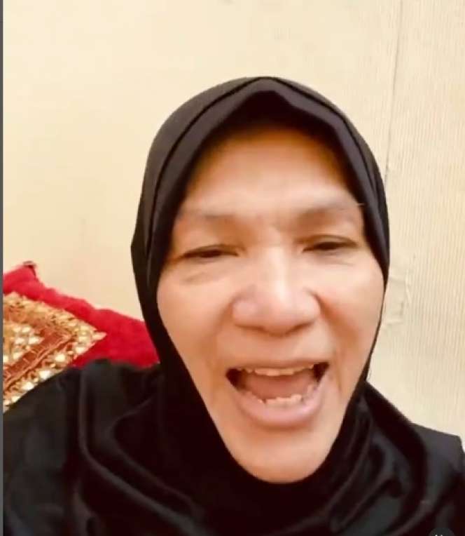 8 Potret Dorce Gamalama Semasa Hidup, Dikenal Ceria dan Punya Anak Asuh!