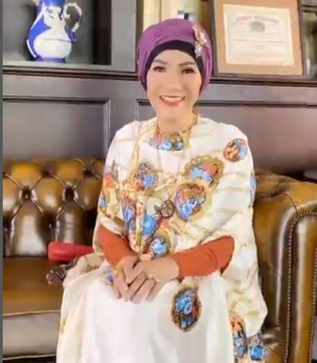 8 Potret Dorce Gamalama Semasa Hidup, Dikenal Ceria dan Punya Anak Asuh!