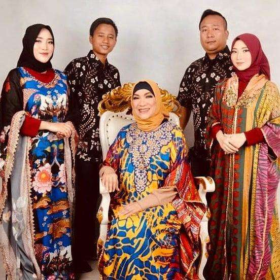 8 Potret Dorce Gamalama Semasa Hidup, Dikenal Ceria dan Punya Anak Asuh!