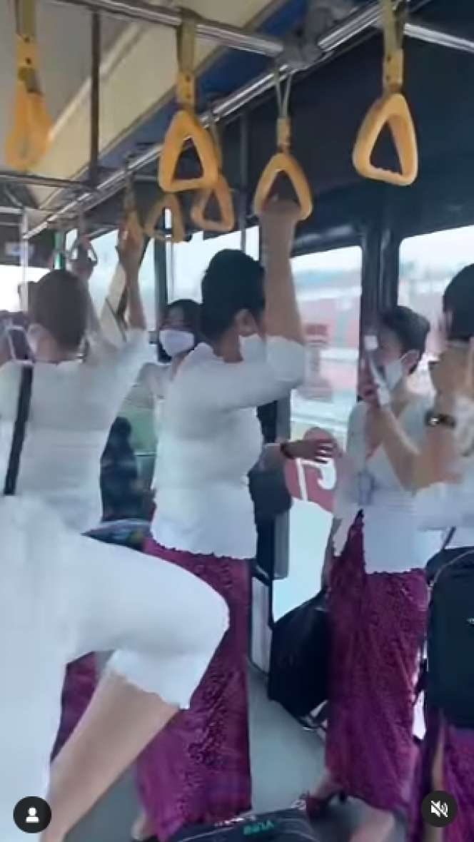 8 Potret Bus Berisi Kumpulan Pramugari Cantik, Si Sopir Auto Grogi!
