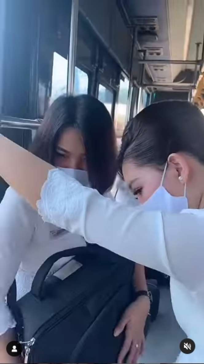 8 Potret Bus Berisi Kumpulan Pramugari Cantik, Si Sopir Auto Grogi!