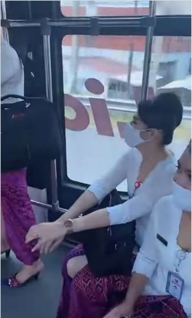 8 Potret Bus Berisi Kumpulan Pramugari Cantik, Si Sopir Auto Grogi!