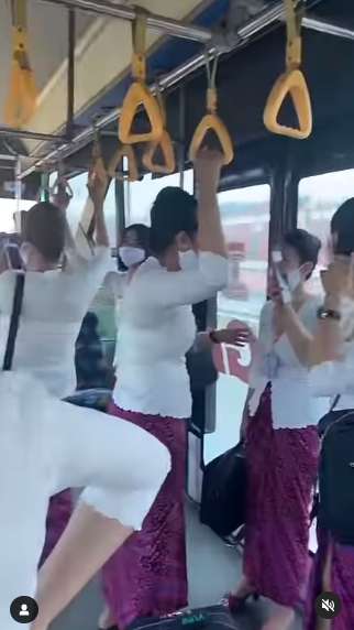 8 Potret Bus Berisi Kumpulan Pramugari Cantik, Si Sopir Auto Grogi!