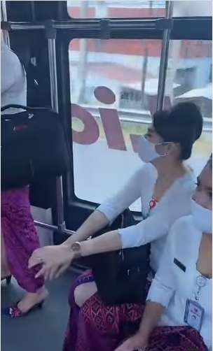 8 Potret Bus Berisi Kumpulan Pramugari Cantik, Si Sopir Auto Grogi!