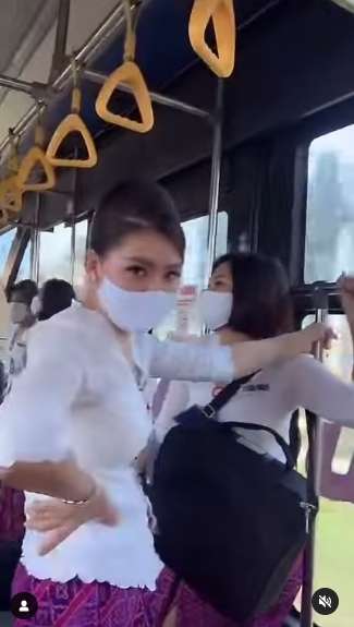 8 Potret Bus Berisi Kumpulan Pramugari Cantik, Si Sopir Auto Grogi!