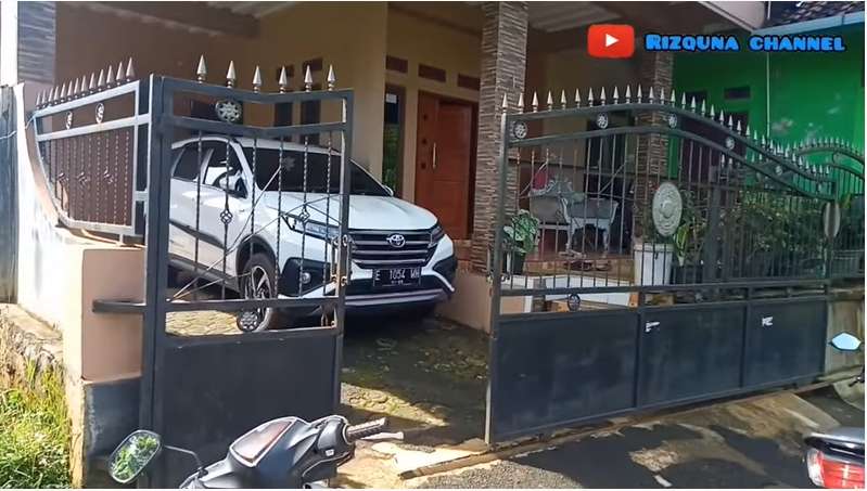 8 Potret Kondisi Rumah Komedian Ohang yang Jarang Tersorot, Ada di Tengah Sawah!