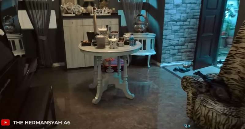10 Potret Rumah Orangtua Artis di Kampung, Gubuk Reyot Hingga Megah Bak Istana