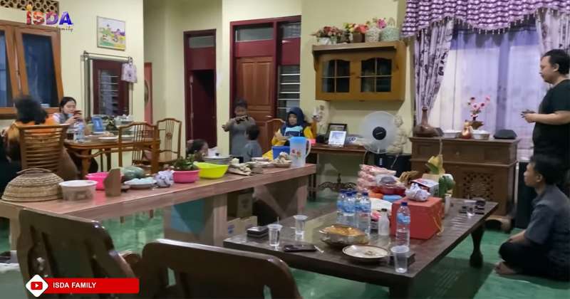 10 Potret Rumah Orangtua Artis di Kampung, Gubuk Reyot Hingga Megah Bak Istana