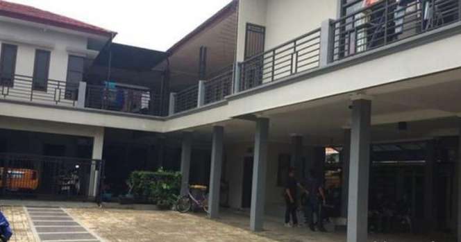 10 Potret Rumah Orangtua Artis di Kampung, Gubuk Reyot Hingga Megah Bak Istana