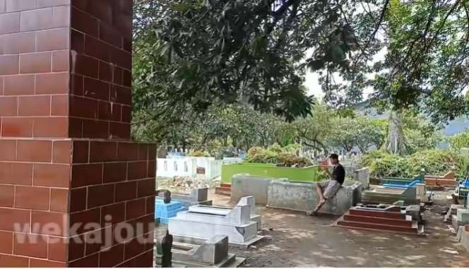 Penampakan Warung Di Tengah Kuburan, Jualan Sampai Jam 12 Malam!