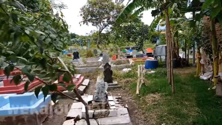 Penampakan Warung Di Tengah Kuburan, Jualan Sampai Jam 12 Malam!