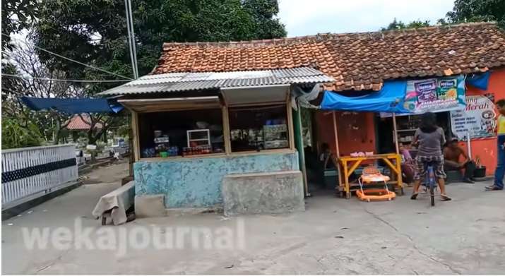 Penampakan Warung Di Tengah Kuburan, Jualan Sampai Jam 12 Malam!