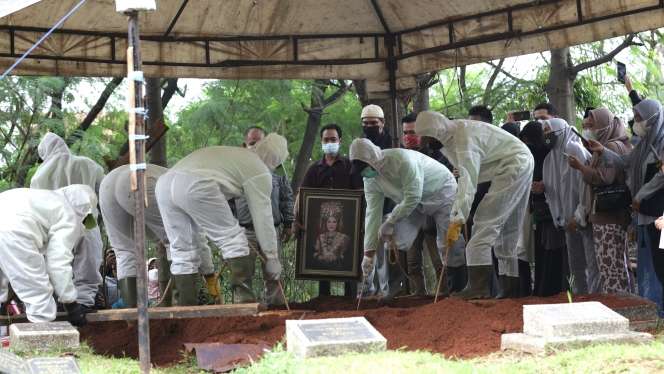 FOTO: Suasana Pemakaman Dorce Gamalama