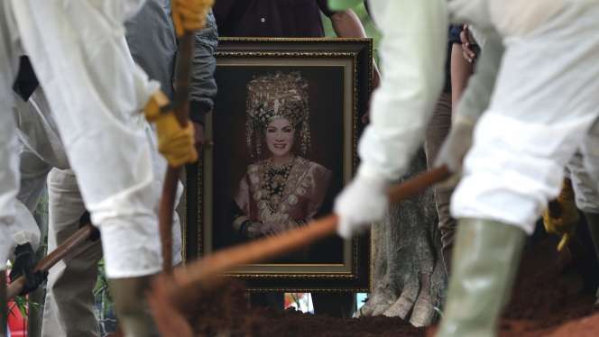 FOTO: Suasana Pemakaman Dorce Gamalama