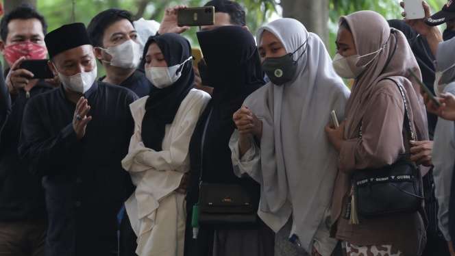 FOTO: Suasana Pemakaman Dorce Gamalama