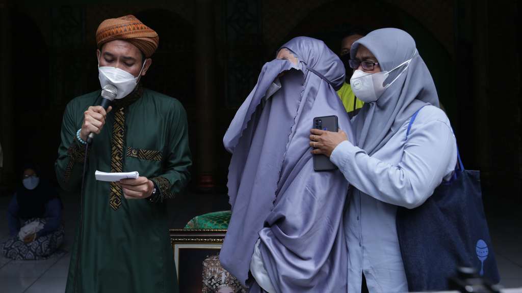 FOTO: Suasana Pemakaman Dorce Gamalama