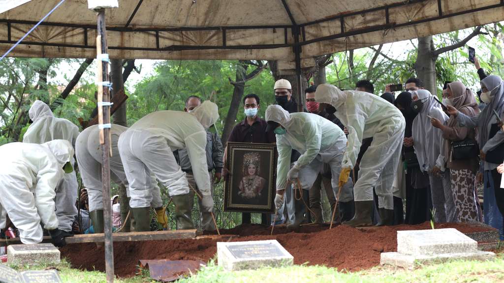 FOTO: Suasana Pemakaman Dorce Gamalama