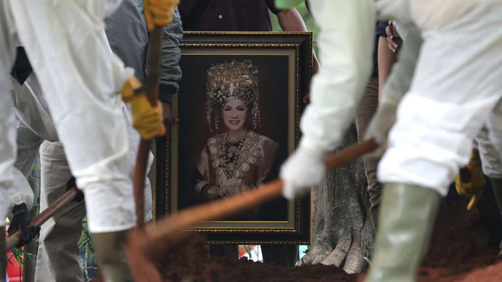 FOTO: Suasana Pemakaman Dorce Gamalama