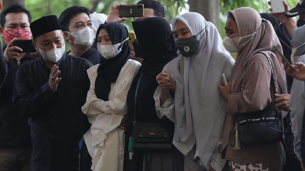 FOTO: Suasana Pemakaman Dorce Gamalama
